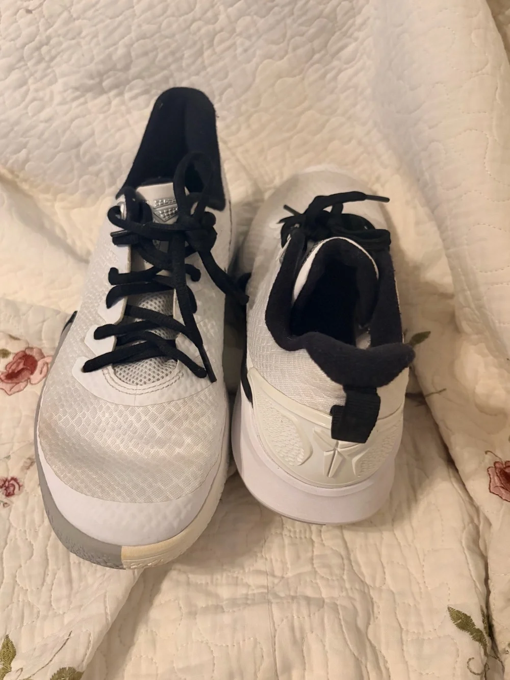 Kobe Mamba Focus Nike White and Black Low-Top Basketball Sneakers